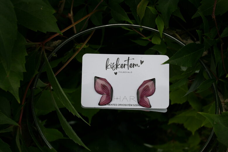 Lila lepkeszárny bedugós fülbevaló – kézzel rajzolt, egyedi kiegészítő