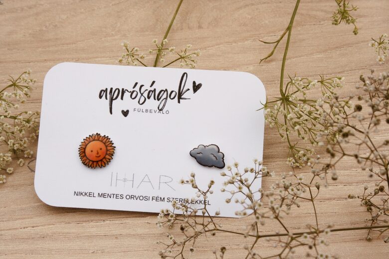 Nap–felhő bedugós fülbevaló – kézzel rajzolt, játékos páros ékszer