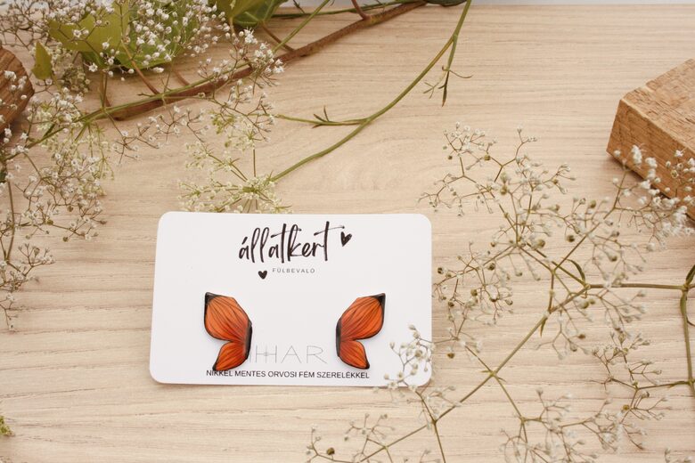 Narancs lepkeszárny bedugós fülbevaló – kézzel rajzolt, vidám nyári ékszer