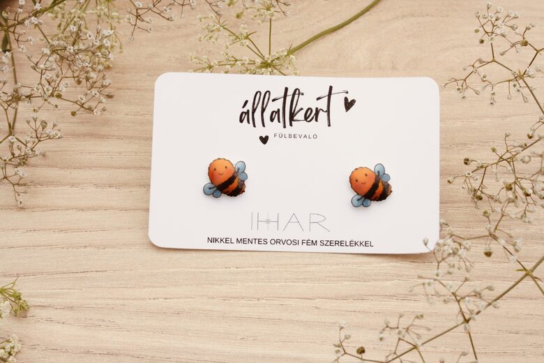 Méhecskés bedugós fülbevaló – kézzel rajzolt, természet ihlette ékszer