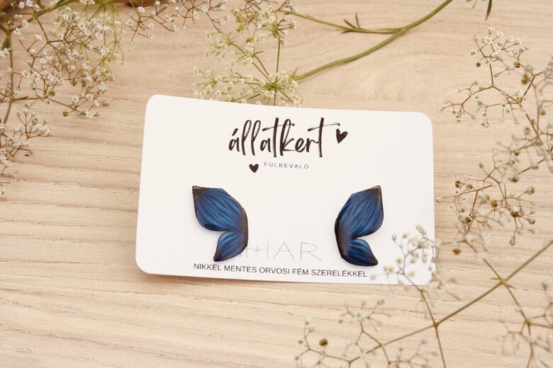 Kék lepkeszárny bedugós fülbevaló – kézzel rajzolt, varázslatos ékszer