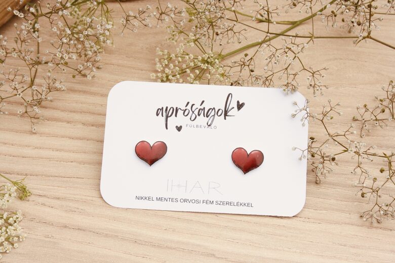 Szív bedugós fülbevaló – kézzel rajzolt, szeretettel teli kiegészítő