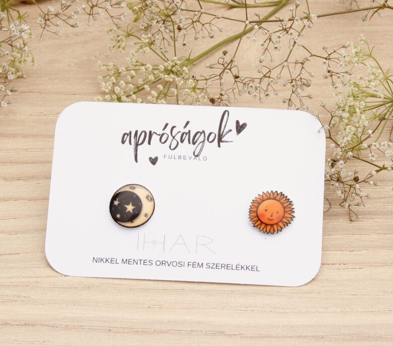 Nap–Hold bedugós fülbevaló – kézzel rajzolt, szimbolikus ékszer