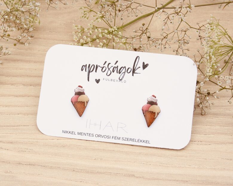 Fagyis bedugós fülbevaló – kézzel rajzolt, vidám ékszer orvosi fém alapon