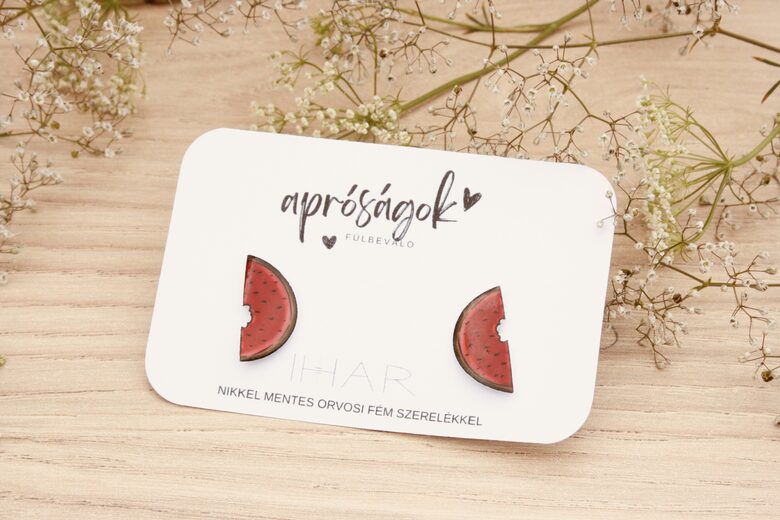 Dinnyés bedugós fülbevaló – kézzel rajzolt, nyári kiegészítő orvosi fém alappal