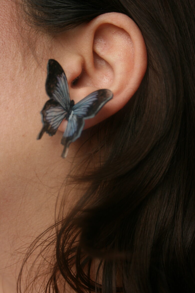 IHAR Azúrlepke – Kézzel rajzolt, egyedi fülbevaló orvosi fém szerelékkel