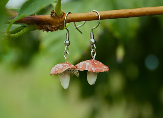 Kézzel készített légyölő galóca gombás fülbevaló (kicsi) – orvosi fém