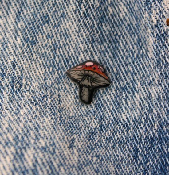 Kézzel rajzolt gombás kitűző