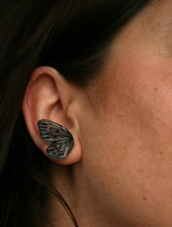 IHAR Márványos busalepke – Kézzel rajzolt szürke-fehér fülbevaló