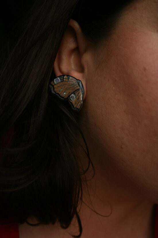 IHAR Nagy ökörszemlepke – Kézzel rajzolt, földszínű pillangó fülbevaló