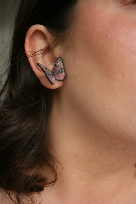 IHAR Nappali pávaszem – Kézzel rajzolt pillangó fülbevaló orvosi fém szerelékkel